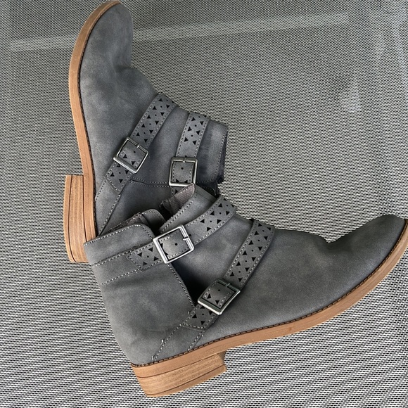 American Eagle Ankle Boots Womens 91/2 Gray Faux Suede Buckles Side Zip Strappy - Picture 8 of 11